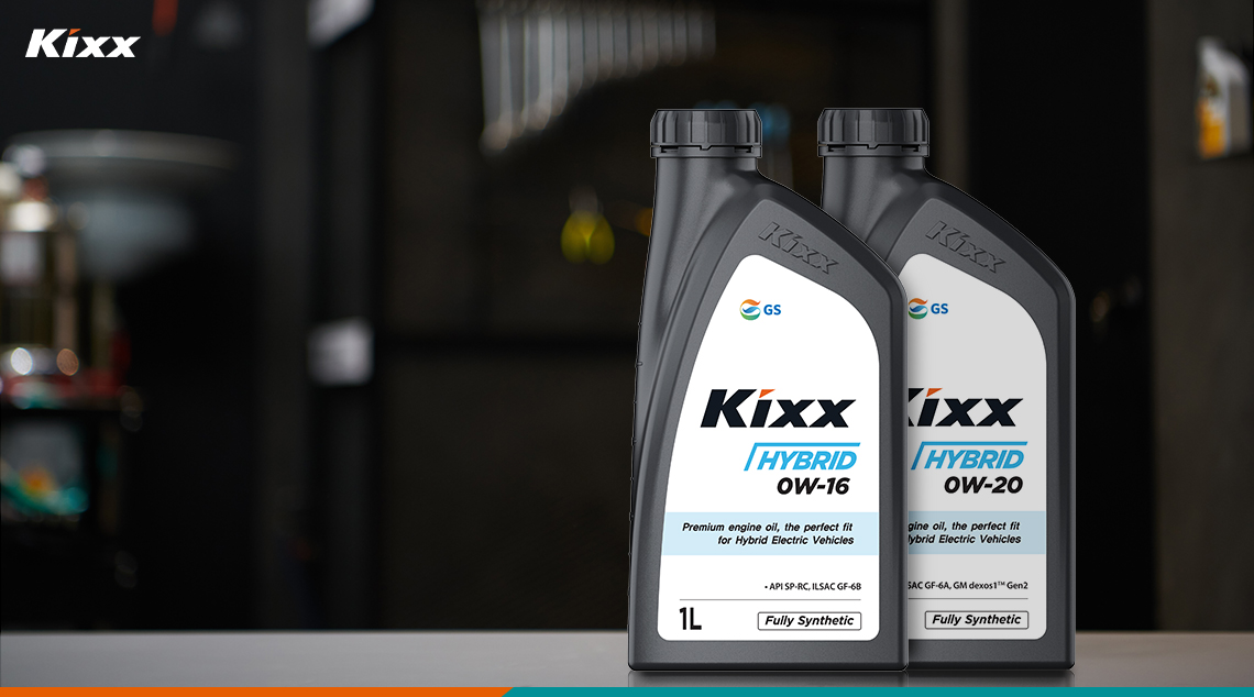 An image of Kixx’s hybrid engine oils, Kixx HYBRID 0W-16 and 0W-20, placed side by side on a shelf. 