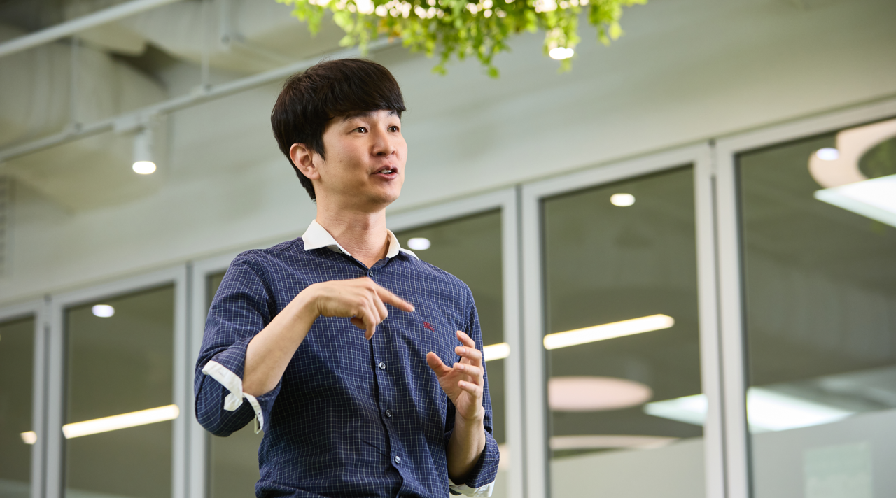 Image 4 | Kixx Newsroom 사무실에서 손짓을 섞어가며 이야기하는 최관희 책임