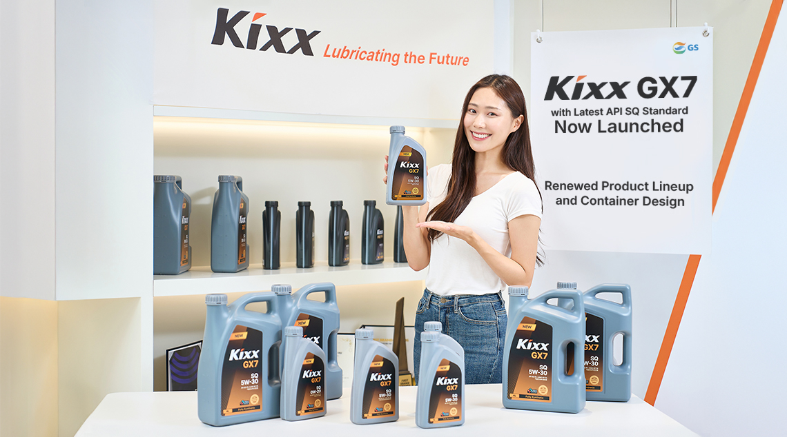 Женщина в белой рубашке и джинсах демонстрирует линейку Kixx GX7 на фоне с логотипами Kixx.